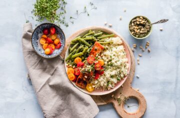 jeûne intermittent : plat de saumon tomates et haricots verts