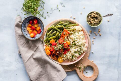 jeûne intermittent : plat de saumon tomates et haricots verts